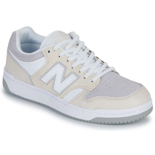 Sneakers basse New Balance 480 Donna in beige, ideali per uno stile casual e comfort quotidiano. Queste scarpe offrono un design elegante e sportivo, perfette per ogni occasione. Con suola in gomma per un'ottima aderenza e supporto, sono la scelta perfetta per le donne attive. Aggiungi un tocco di stile al tuo guardaroba con le New Balance 480.