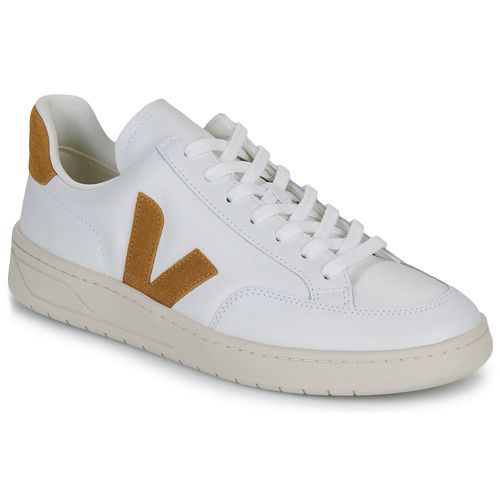 Sneakers basse Veja V-12 Bianco per donna, eleganti e sostenibili, ideali per un look moderno e alla moda. Realizzate con materiali ecologici, queste sneakers offrono comfort e stile per ogni occasione. Perfette per le appassionate di moda e sostenibilità. Acquista ora le tue Veja V-12 Bianco per completare il tuo outfit!