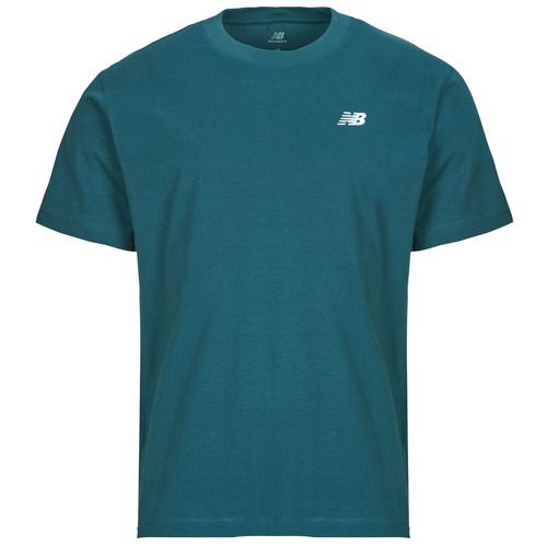 T-shirt uomo New Balance Sport Essentials Cotton T-Shirt verde, maniche corte, in cotone morbido e traspirante, ideale per il tempo libero e l'allenamento. Aggiungi stile e comfort al tuo guardaroba con questa t-shirt versatile e di alta qualità. Perfecta per abbinamenti casual e sporty.