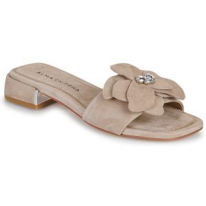 Immagine di un elegante paio di ciabatte donna ALMA EN PENA V251944 in beige, con design sofisticato e dettagli raffinati, perfette per un look casual e chic. Ideali per l'uso quotidiano e per l'estate, queste ciabatte offrono comfort e stile. Acquista le ALMA EN PENA V251944 beige e aggiungi un tocco di classe al tuo guardaroba!