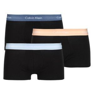 Boxer da uomo Calvin Klein Jeans LOW RISE TRUNK 3PK in nero, set di tre, realizzati con materiali di alta qualità per un comfort ottimale. Perfetti per l'uso quotidiano, questi boxer offrono un fit moderno e slanciato, con l'iconico logo Calvin Klein per un tocco di stile. Ideali per chi cerca biancheria intima elegante e confortevole. Acquista ora i tuoi Calvin Klein Jeans LOW RISE TRUNK 3PK nero!