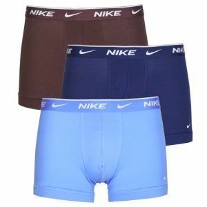 Boxer uomo Nike TRUNK 3PK multicolore, set di tre slip comodi e stilosi, realizzati con materiali di alta qualità. Questi boxer offrono un'ottima vestibilità e supporto, perfetti per ogni occasione. Ideali per chi cerca comfort e stile nel proprio abbigliamento intimo. Acquista ora i Nike TRUNK 3PK multicolore per un look moderno e sportivo.
