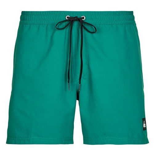 Costume/Bermuda da spiaggia Uomo Quiksilver EVERYDAY SOLID VOLLEY 15 Verde, ideale per l'estate. Realizzato in materiale di alta qualità, offre comfort e libertà di movimento. Perfetto per nuotare, prendere il sole o praticare sport acquatici. Design elegante e versatile, adatto per ogni occasione. Acquista ora il tuo Bermuda Quiksilver per un look trendy sulla spiaggia!