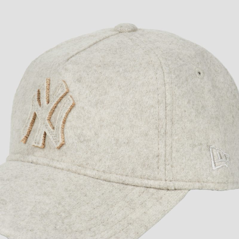 New-Era     FEMALE MELTON LUXE 9TWENTY® AF NEW YORK YANKEES STN  Beige Cappellino Donna - immagine 3