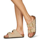 BIRKENSTOCK Arizona Damen-Hausschuh mit gro&szlig;er Schnalle, Nubukleder, Sandcastle, Beige, Gr&ouml;&szlig;e 8
