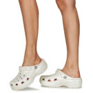 Zuecos Crocs Classic Platform Glitter para mujer, color blanco - 8