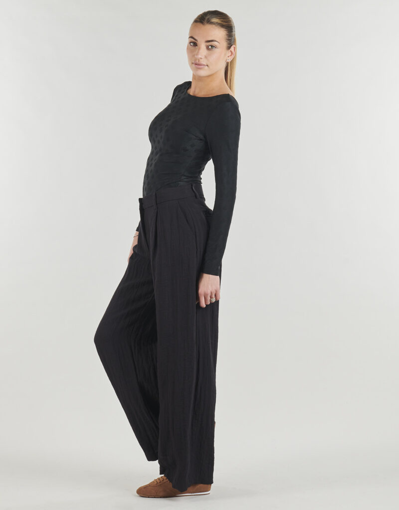 T-shirts a maniche lunghe Guess LS SCOOP BACK NADENE Nero T-shirts a maniche lunghe Donna - 3