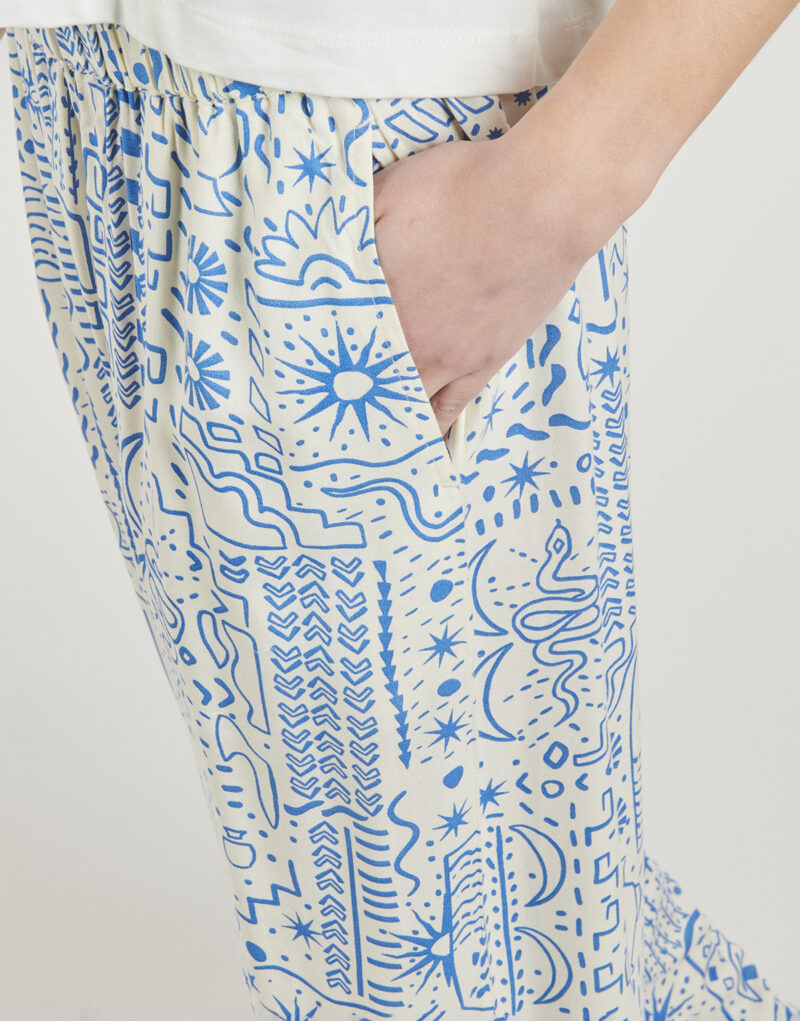 Pantalones Billabong Follow Me Printed Elst color beige para mujer, tipo b&oacute;xer/pantalones bombachos - 5